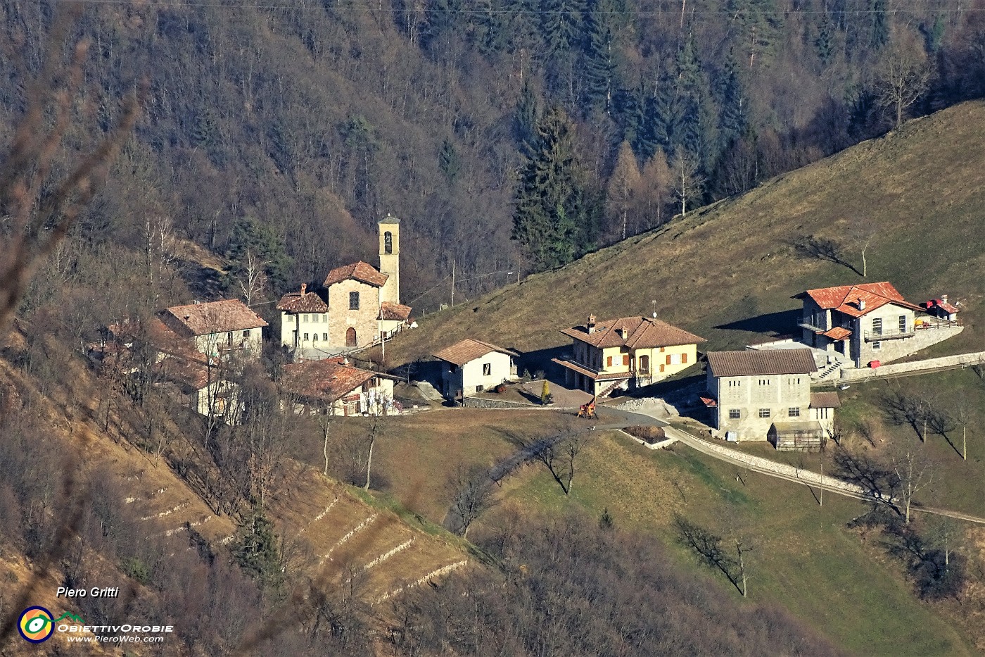 38 Maxi zoom sul borgo di Alino  di San Pellegrino Terme.JPG